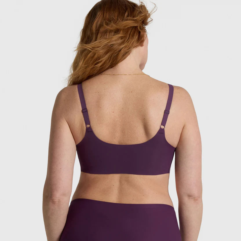 Sleek and smooth silhouette with the Evelyn & Bobbie Structured Scoop Bra, offering wire-free comfort.