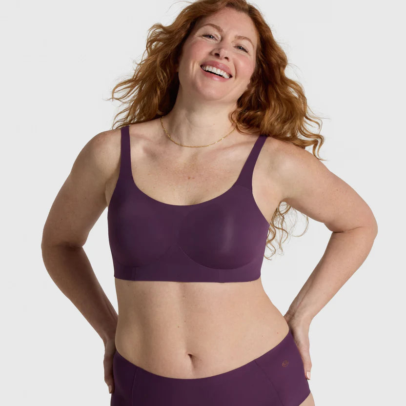 Sleek and smooth silhouette with the Evelyn & Bobbie Structured Scoop Bra, offering wire-free comfort.