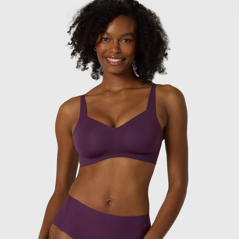 Wireless Beyond Bra by Evelyn & Bobbie – Adjustable straps and flexible back band for the perfect fit and natural lift.