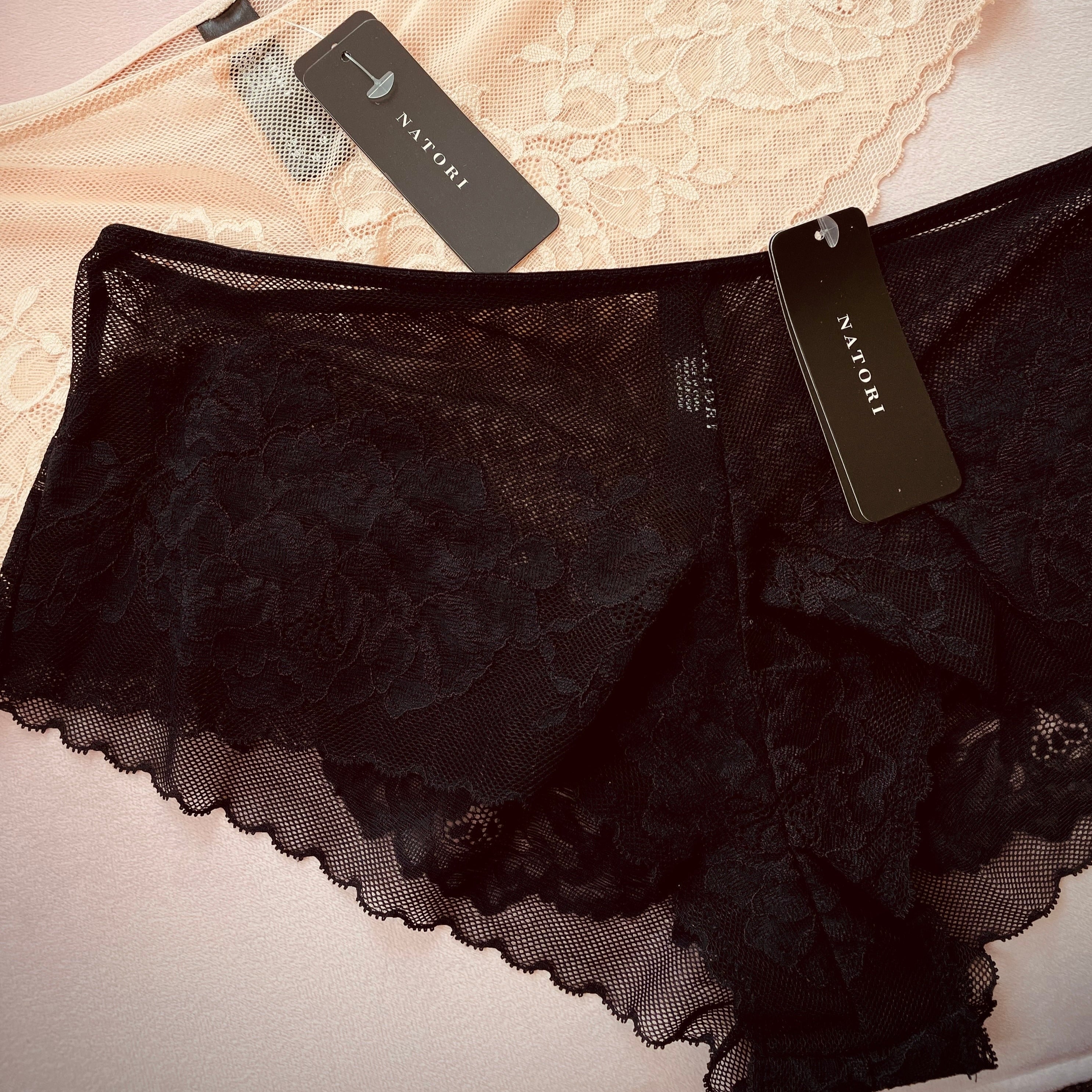 This beautiful floral lace with scalloped edge girl brief perfectly compliments the matching Flora Bra by Natori. Mid-rise with medium rear coverage Facing elastic at waist lays flat on body Scalloped edge lace with no elastic at legs eliminates dig-ins