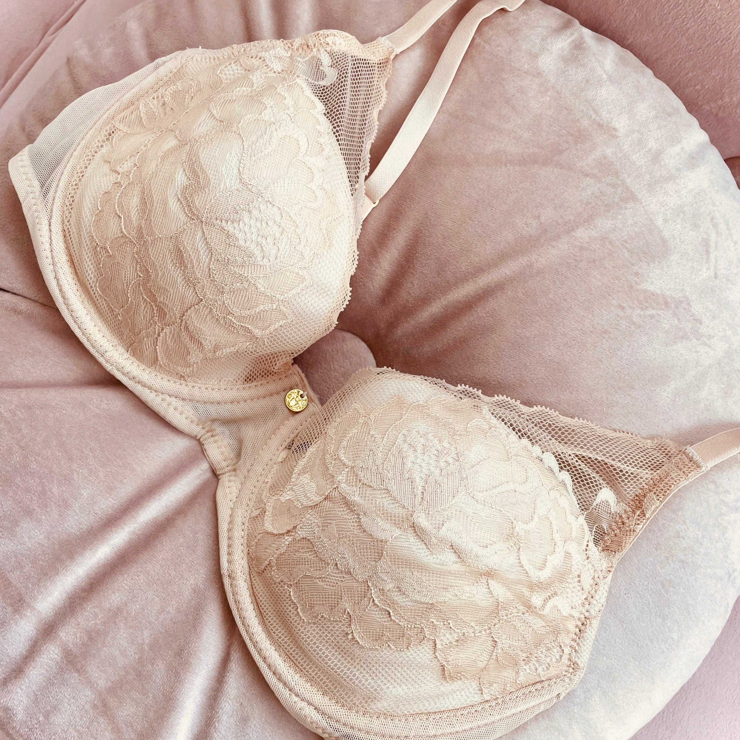 Intricate floral lace. Innovative molded, floral lace overlays smooth cups for a seamless edge that disappears completely under clothes.
